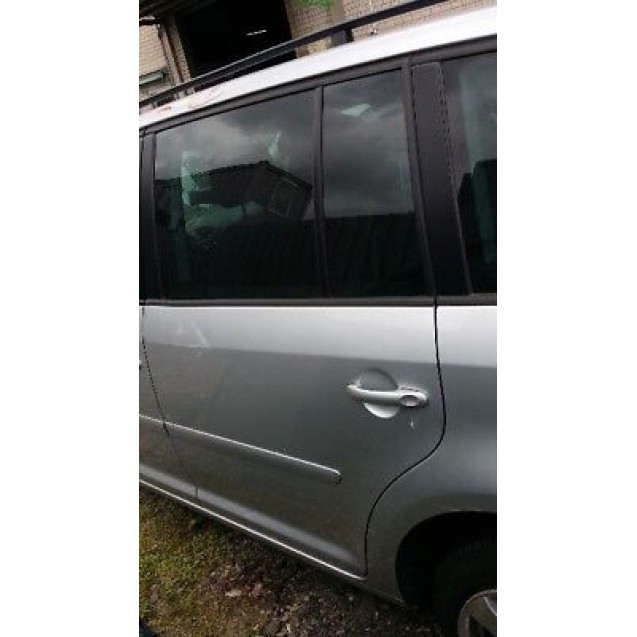 Tür VW Touran hinten links getönt Farbcode LA7W Farbe Reflex Silber Fahrseite